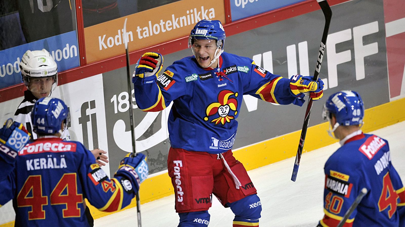 Teemu Pulkkinen vastaanottaa kiitokset 1-0-maalistaan.