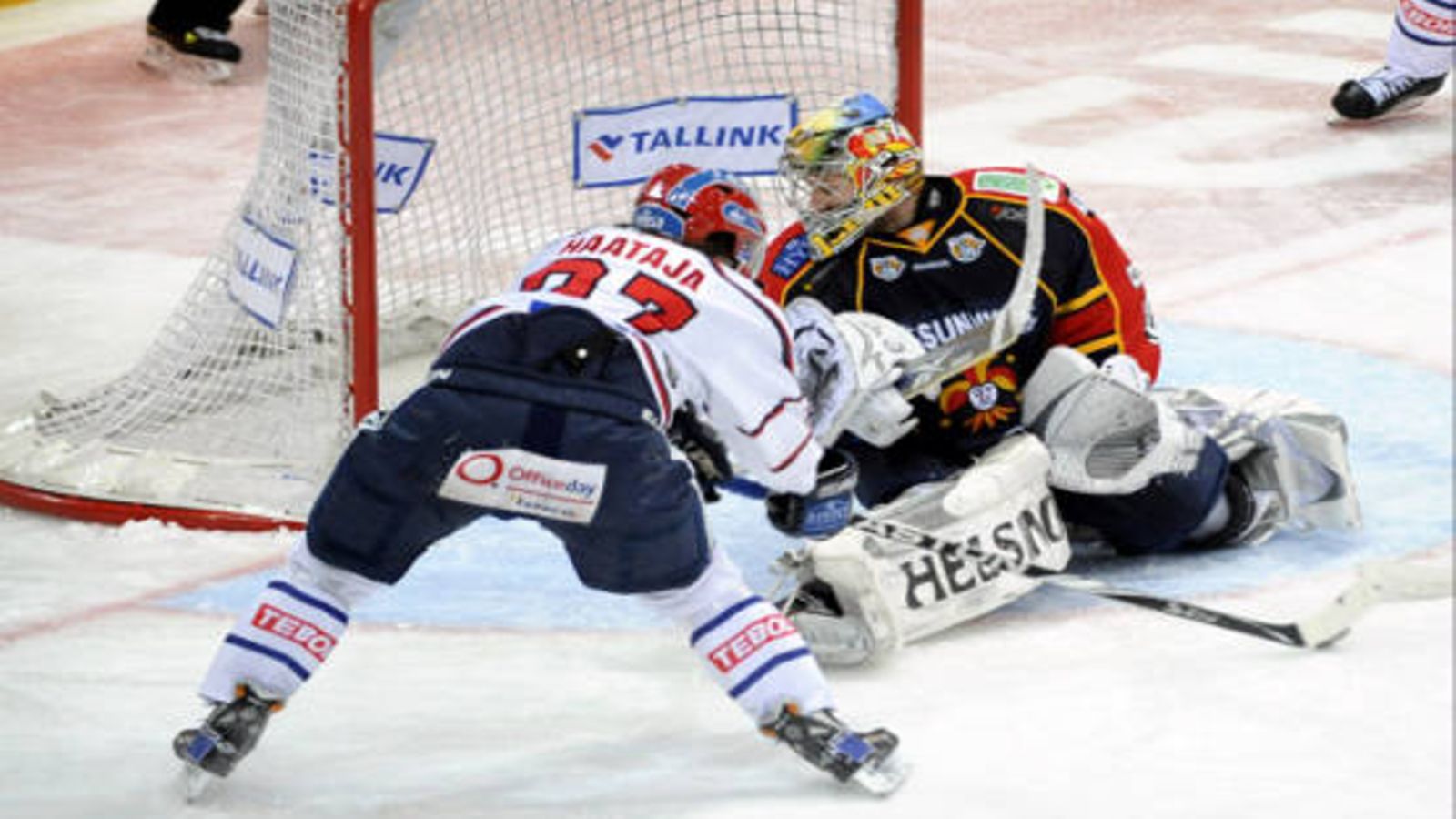 HIFK:n Juha-Pekka Haataja tekee ratkaisevan maalin jääkiekon SM-liigan puolivälieräottelussa Jokerit - HIFK, Helsingissä 26.maaliskuuta 2011. Jokerien maalissa Jan Lasak.