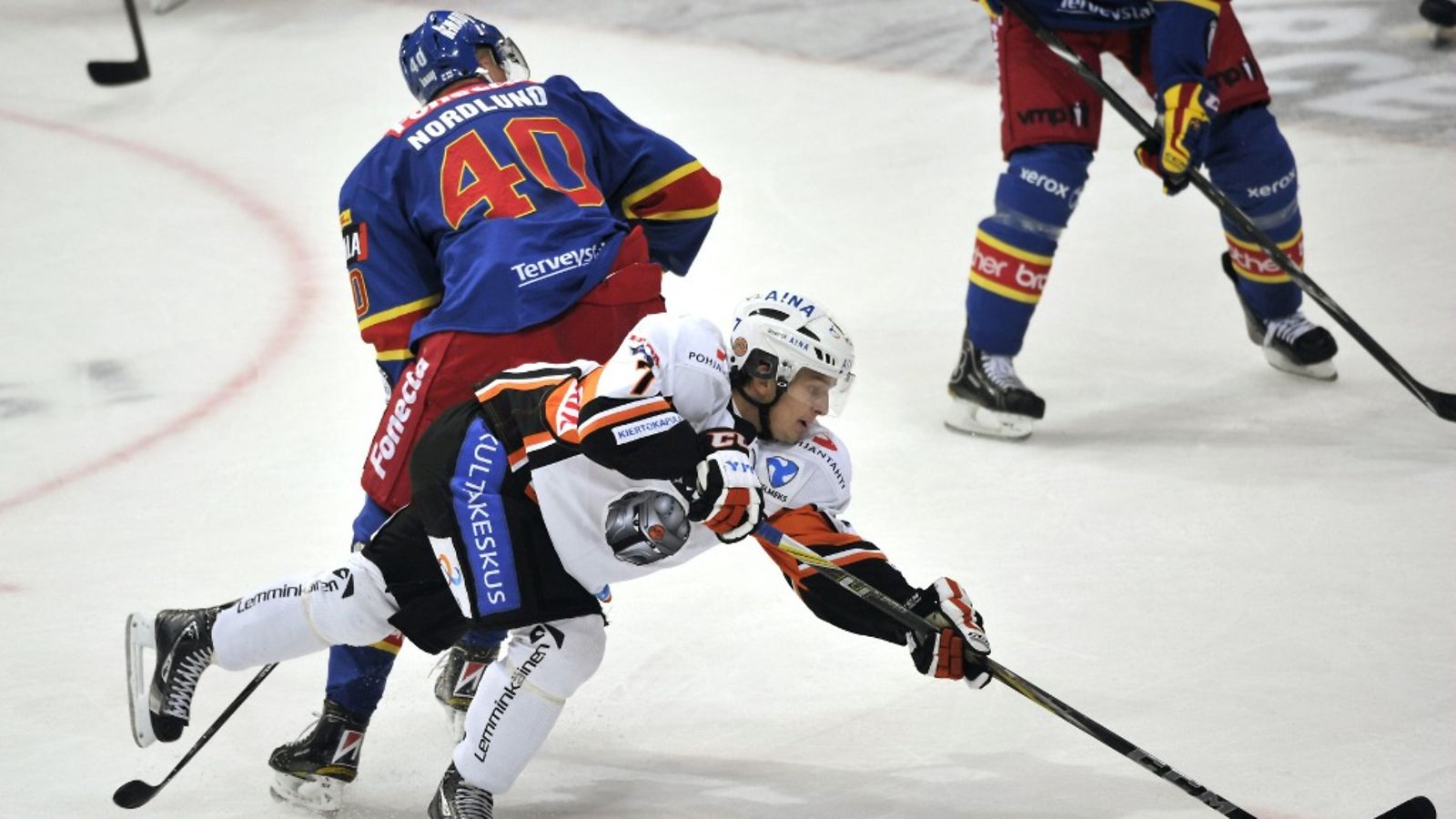 Jokereiden Markus Nordlund (selin) ja HPK:n Otto Paajanen vauhdissa jääkiekon SM-liigan ottelussa Jokerit vs HPK Helsingissä 20. syyskuuta 2011.