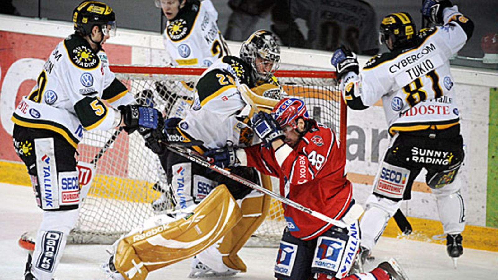 HIFK:n Ilkka Pikkarainen saa kyytiä Ilves-maalilla. Kuva: Antti-Aimo Koivisto/LEHTIKUVA.