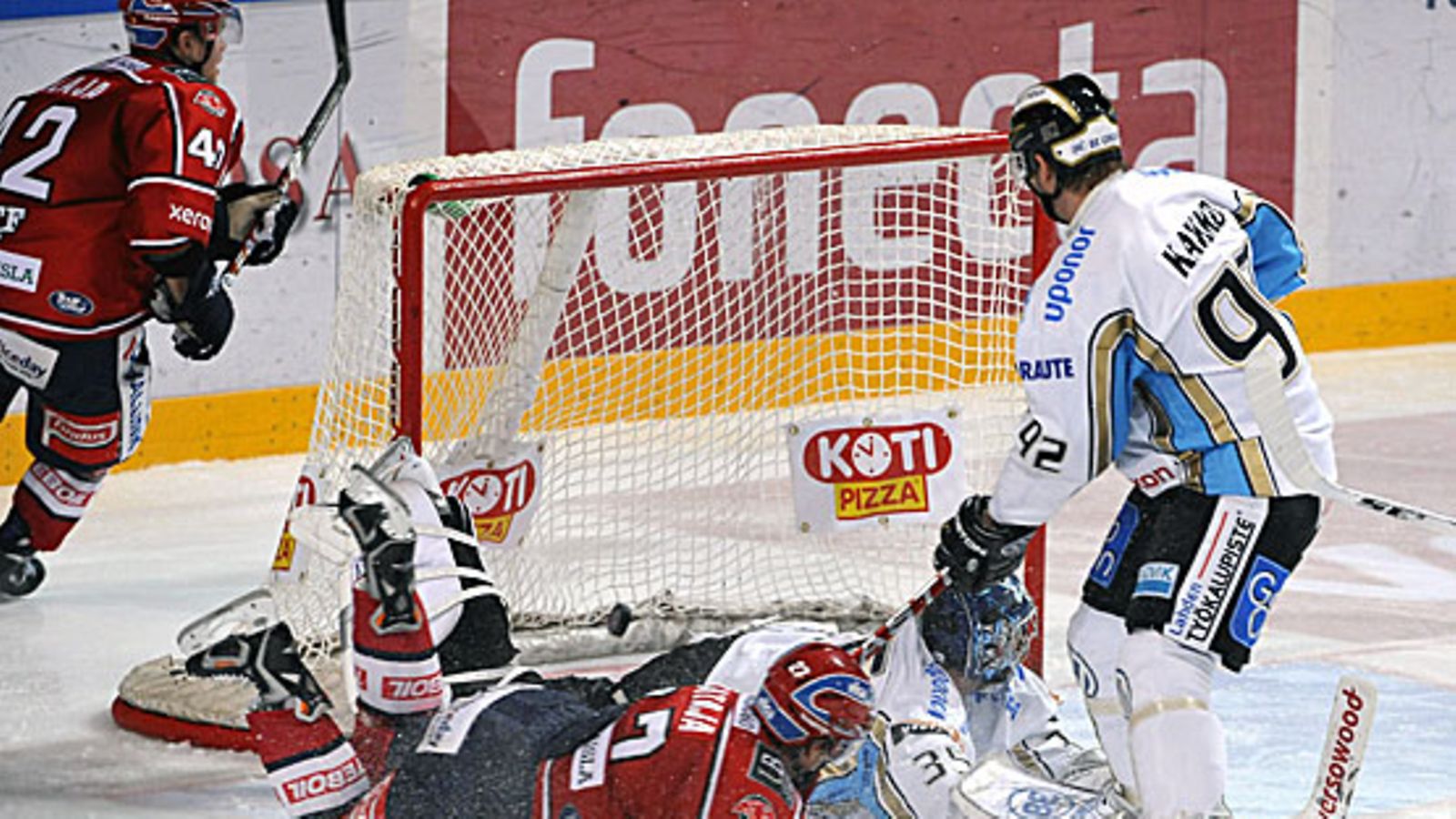 Juha-Pekka Haataja on ohittanut Marc Lamothen. Kuva: Sari Gustafsson/LEHTIKUVA.