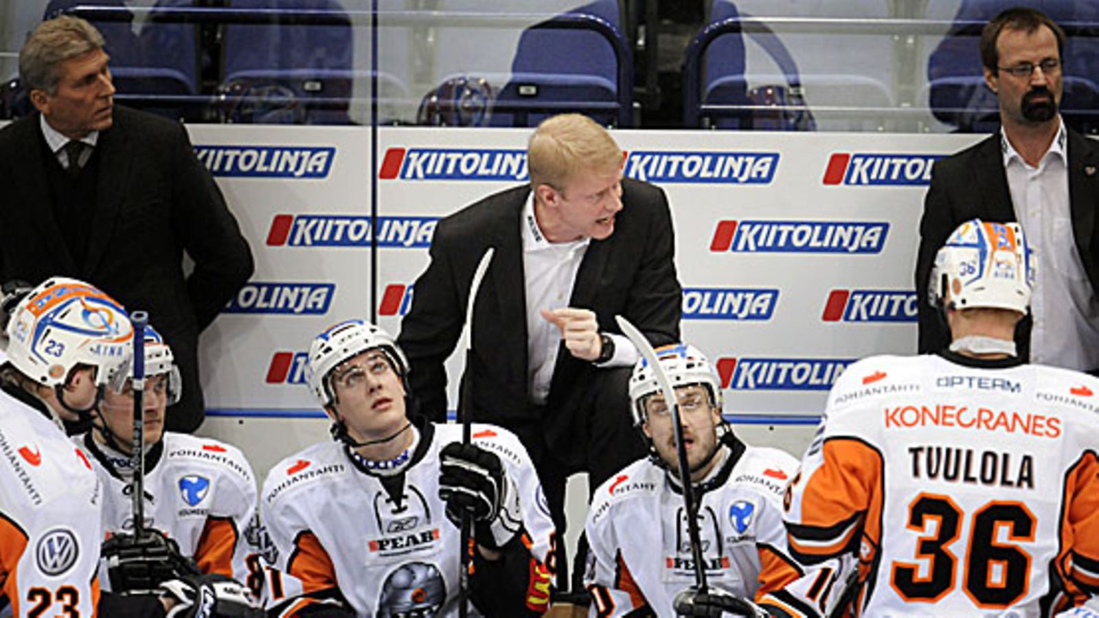 Jukka Rautakorpi pitää HPK:lle aikalisää. Kuva: Martti Kainulainen/LEHTIKUVA.