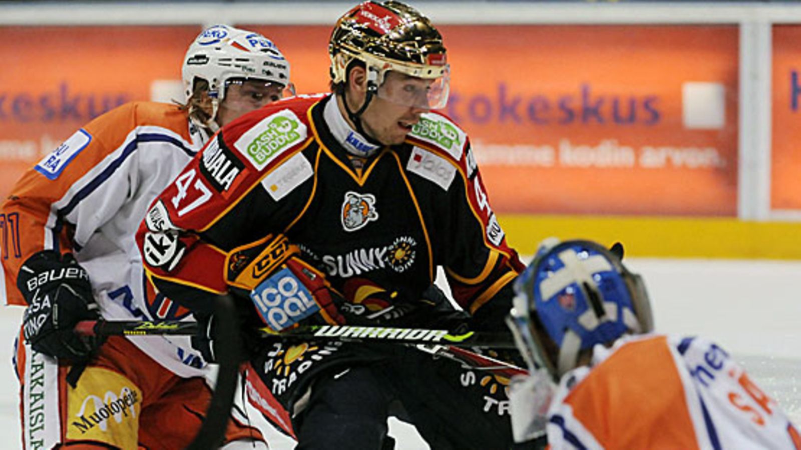 Antti Kangasniemi (vas.) ahdistaa Jokerien Janne Lahtea.