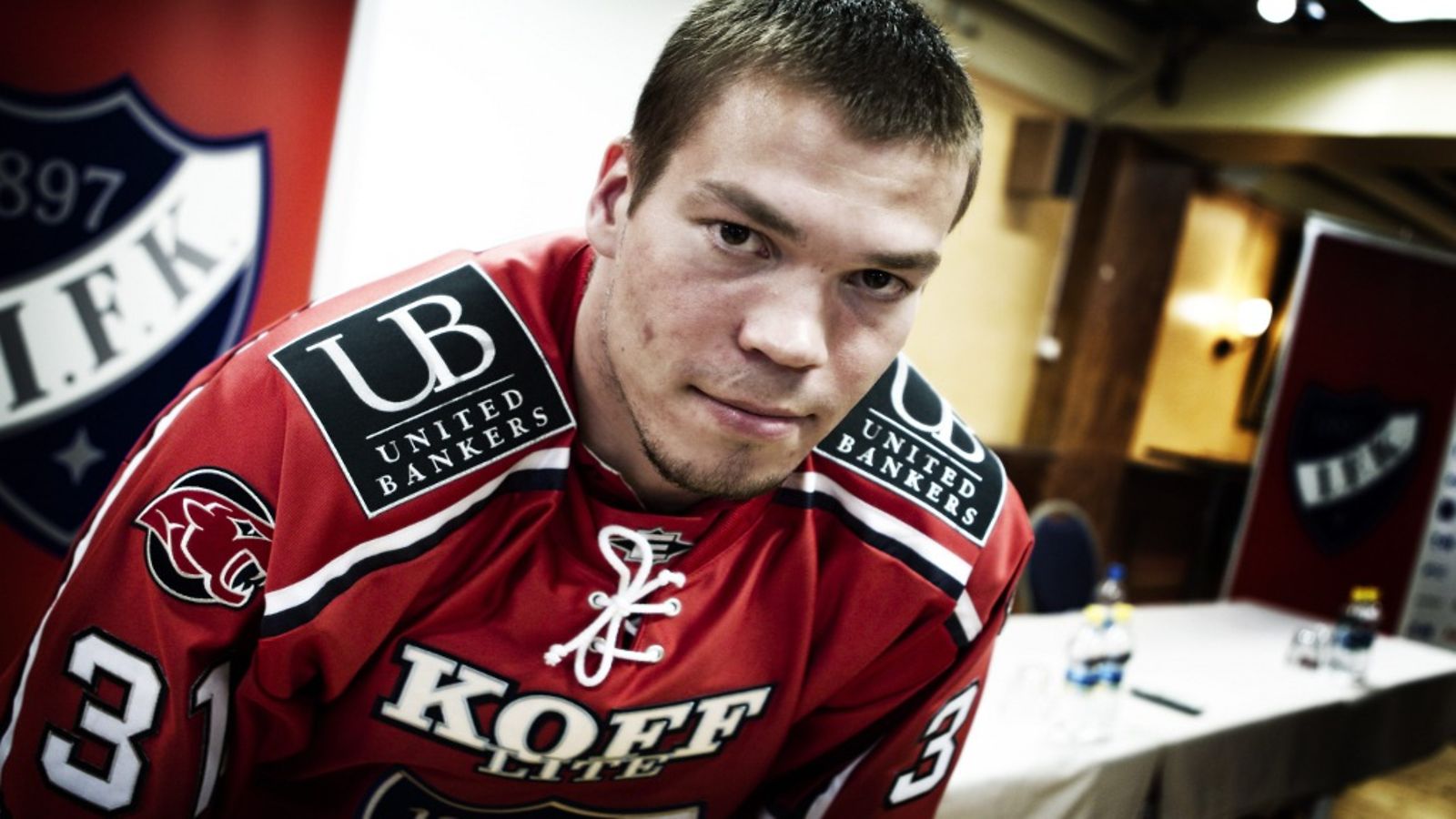 Päättyneellä kaudella SM-liigan pronssijoukkue Lukon riveissä hyökännyt Miikka Tuomainen siirtyy HIFK:n riveihin. Tuomainen kuvattuna HIFK:n tiedotustilaisuudessa Helsingissä 23. toukokuuta 2011.