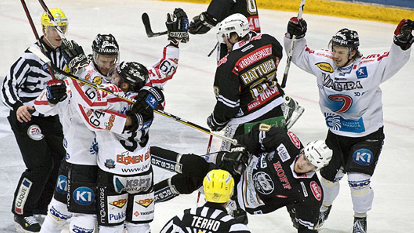 JYP juhlii. Kuva: Jari Laurikko/LEHTIKUVA.