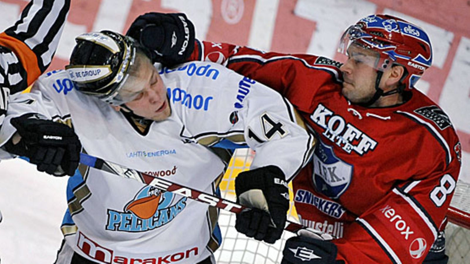 Ross Lupachuk kohtelee kaltoin Pelicansin Jussi Nukari/LEHTIKUVA.