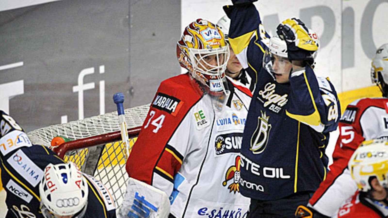 Jarkko Immonen tuulettaa maaliaan. Kuva: Antti Aimo-Koivisto/LEHTIKUVA.