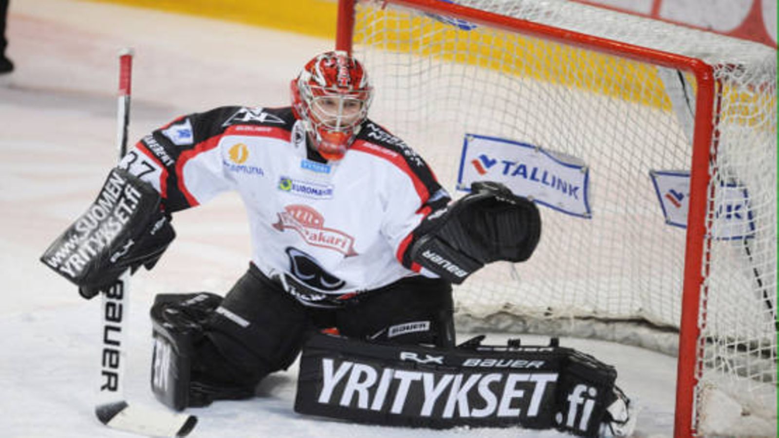 Ässien maalivahti Eero Kilpeläinen vauhdissa jääkiekon SM-liigaottelussa HIFK vs Ässät Helsingissä 6. tammikuuta 2011.