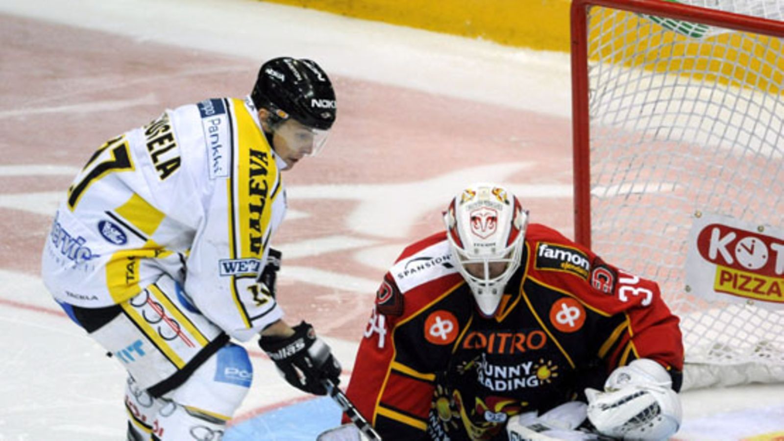 Jokerivahti Juuso Riksman torjuu Kärppien Kristian Kuuselan laukauksen jääkiekon SM-liigan ottelussa Jokerit vs Kärpät Helsingissä 25. lokakuuta 2008.