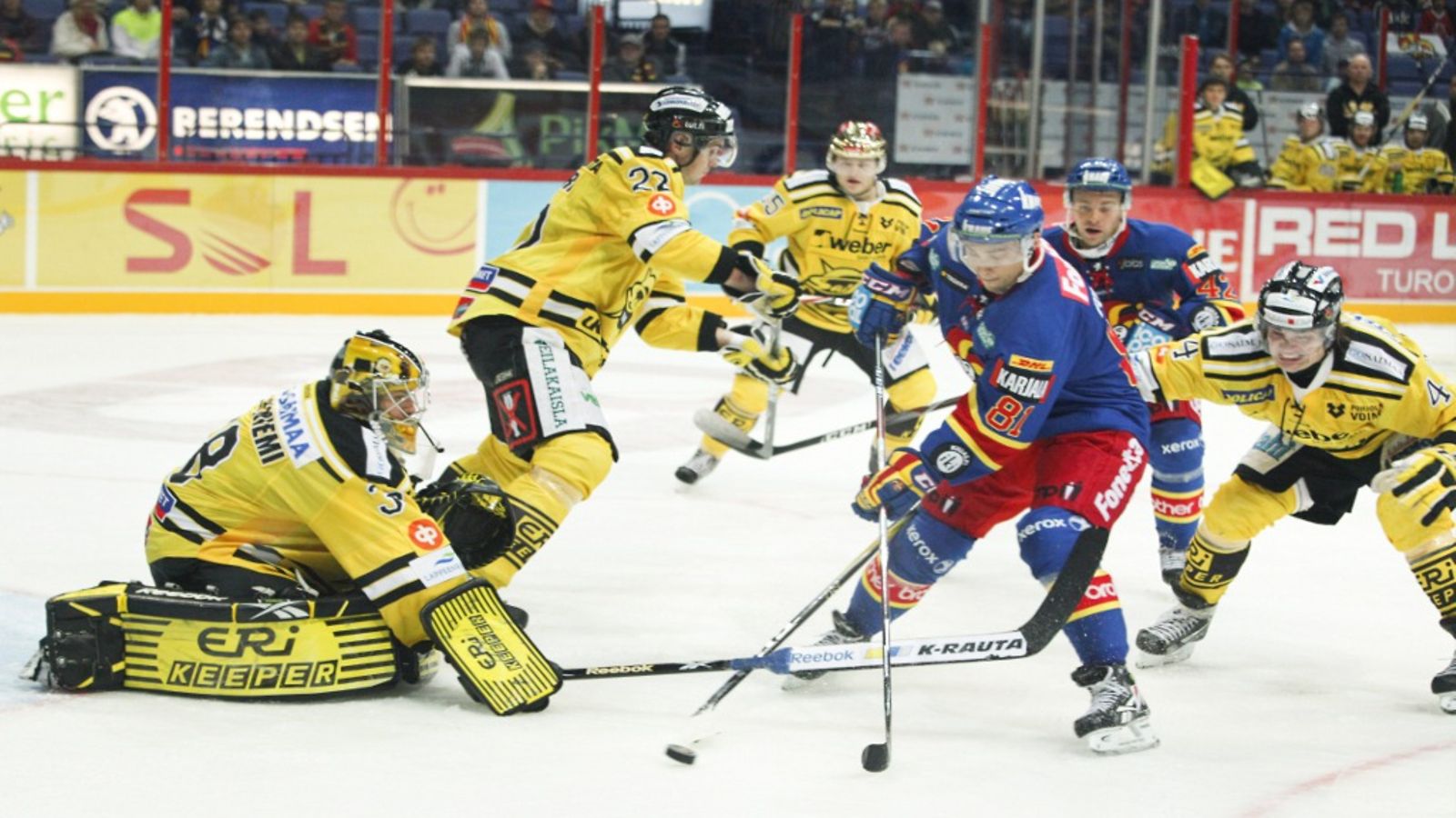 Jokerien Ilari Filppula (81) laukoo ja Saipan maalivahti Jere Myllyniemi torjuu SM-liigan ottelussa Jokerit - SaiPa, Helsingissä, 24. syyskuuta 2011. Saipan Pauli Levokari (22) ja Jere Pulli (4) puolustavat, Jokerien Janne Lahden (47) seuratessa tilannetta.