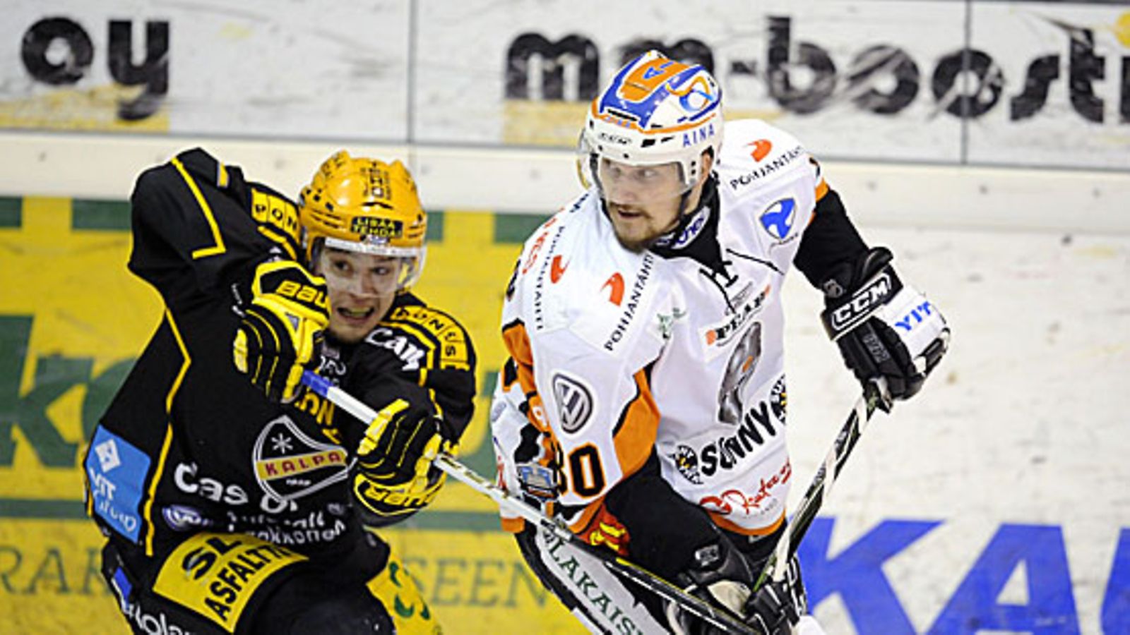 KalPan Tapio Laakso ja HPK:n Niko Nieminen. Kuva: Martti Kainulainen/LEHTIKUVA.