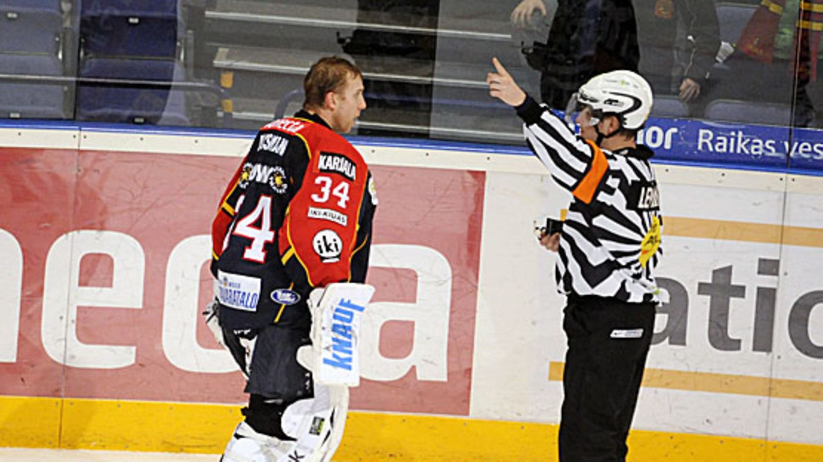 Erotuomari passittaa Juuso Riksmanin suihkuun Kärpät-ottelussa. Kuva: Martti Kainulainen/LEHTIKUVA.
