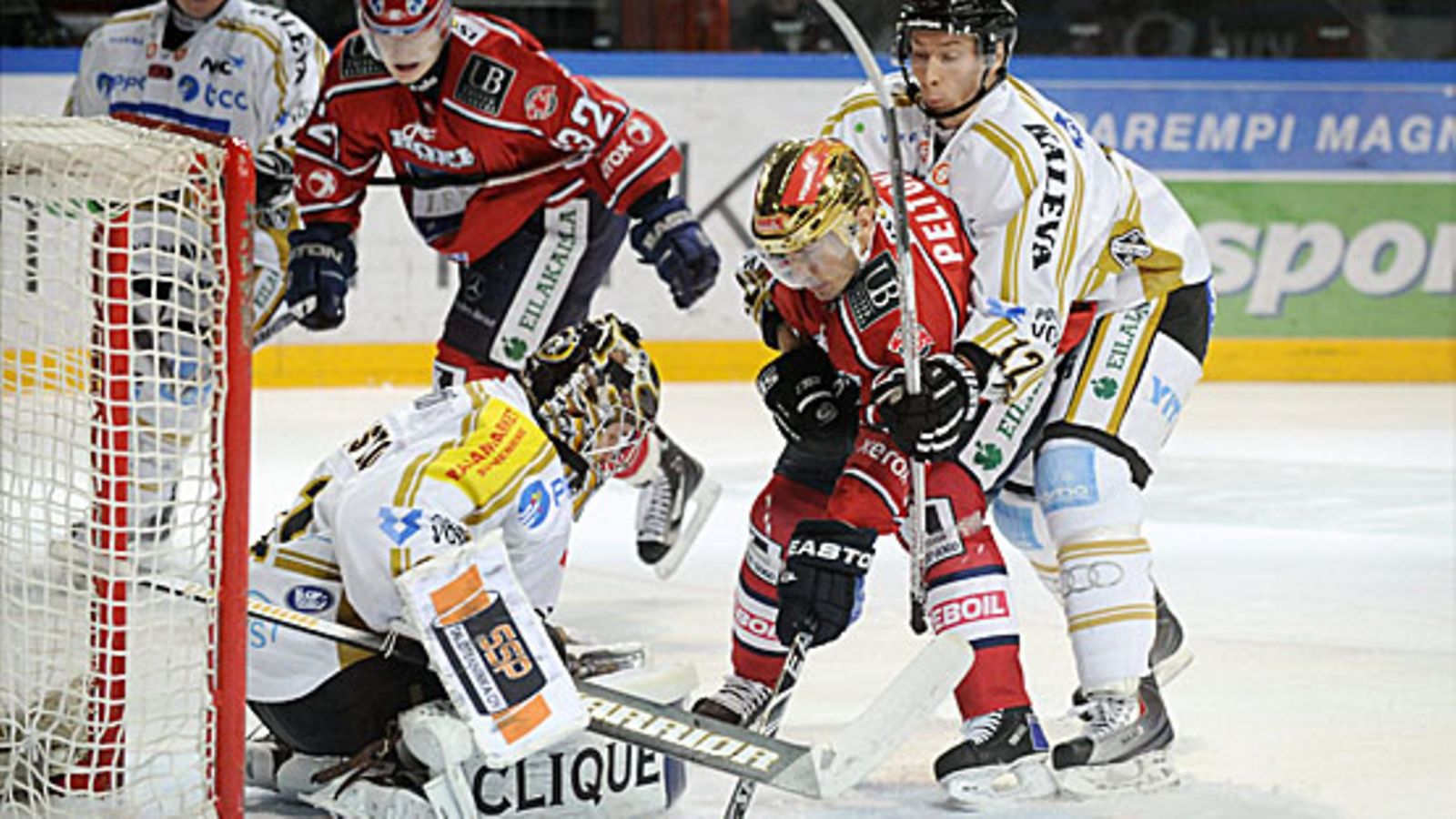 HIFK:n Ville Peltonen runnoo Kärppien maalille. Kuva: Antti Aimo-Koivisto/Lehtikuva.