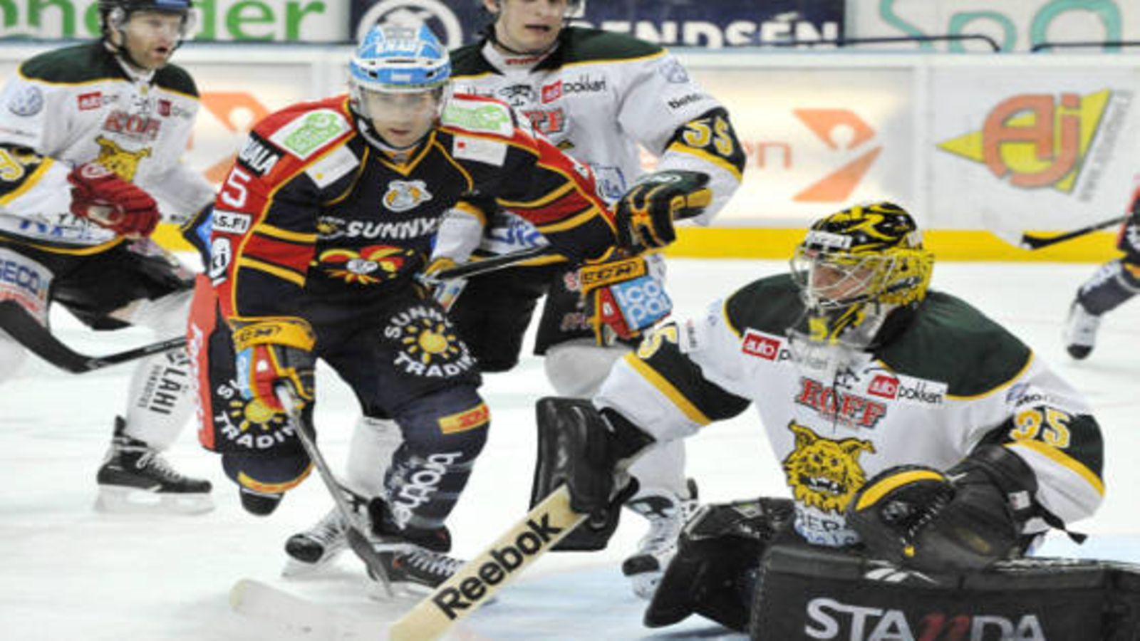 Jokereiden Justin Forrest kamppailee kiekosta Ilveksen maalivahti Jani Hurmetta vastaan 2.11.2010