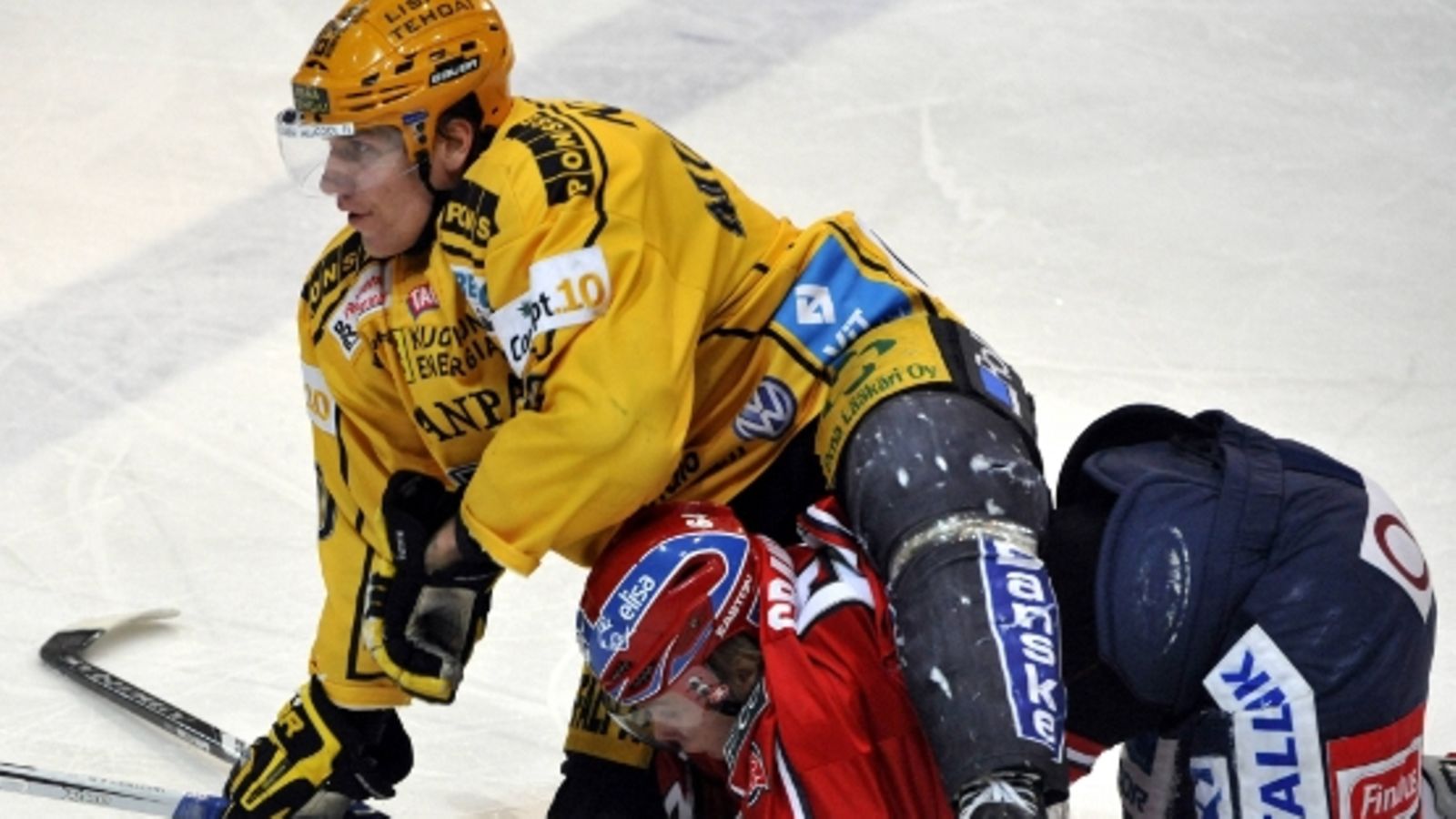 KalPan Tommi Miettinen taklaa HIFK:n Mikael Granlundia. Kuva: Jussi Nukari/Lehtikuva