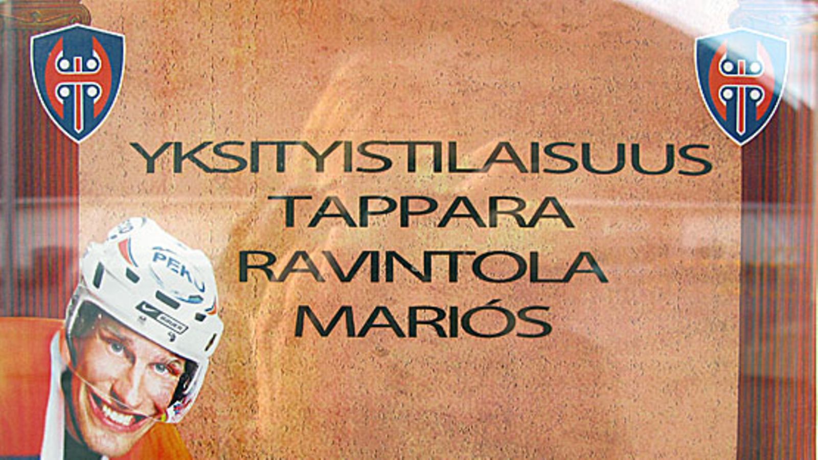 Ville Nieminen virnistää Janne Ojasen tilaisuuden ovella. Kuva: Leena Lepistö/MTV3.