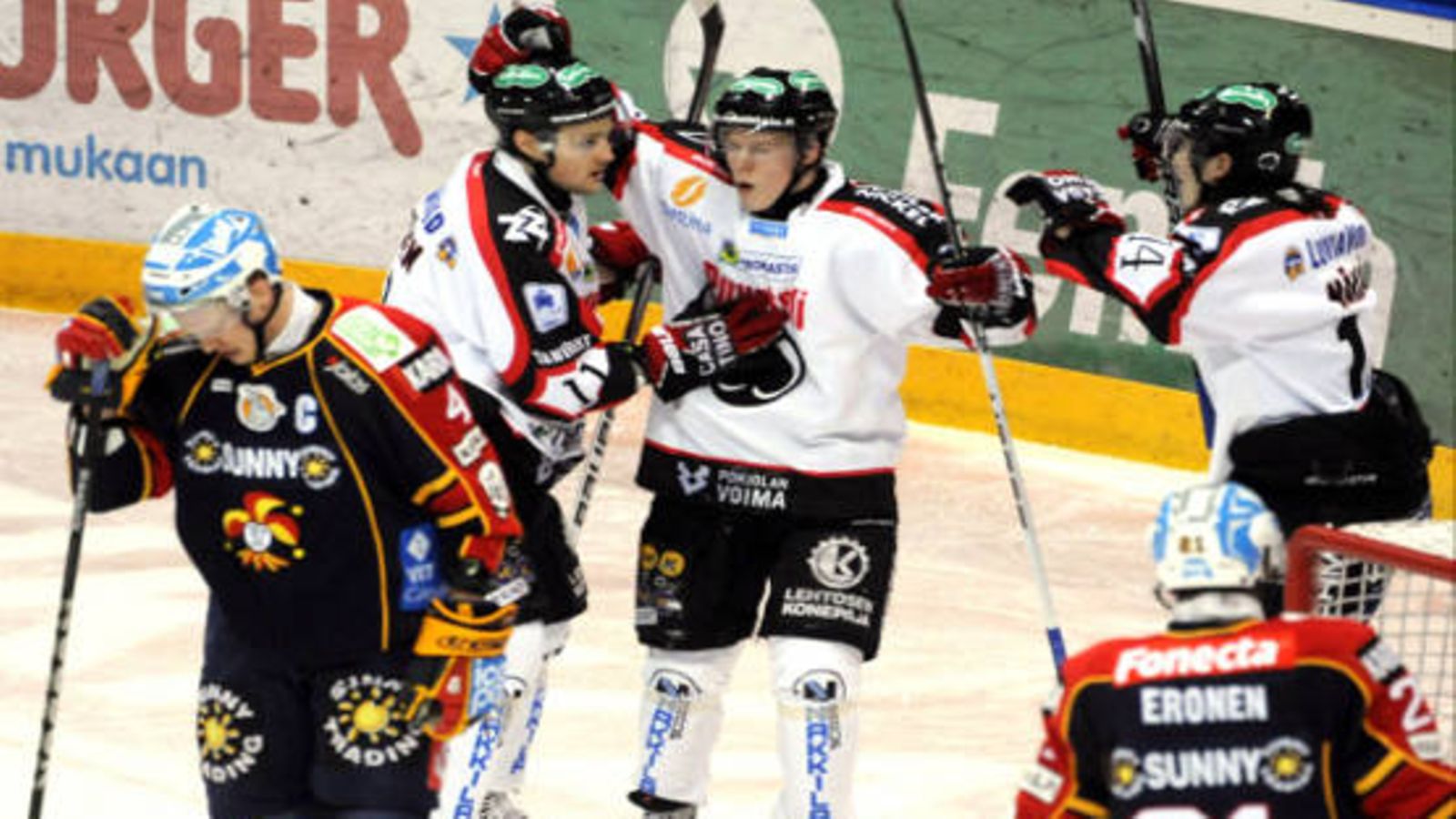 Ässien Severi Sillanpää teki 0-1 maalin, onnittelemassa Tuomas Huhtanen ja Antti Mäkilä, Jokereiden Ossi Väänänen ja Teemu Eronen (oik.) allapäin jääkiekon SM-liigan ottelussa Jokerit vs Ässät 18. tammikuuta 2011 Helsingissä.