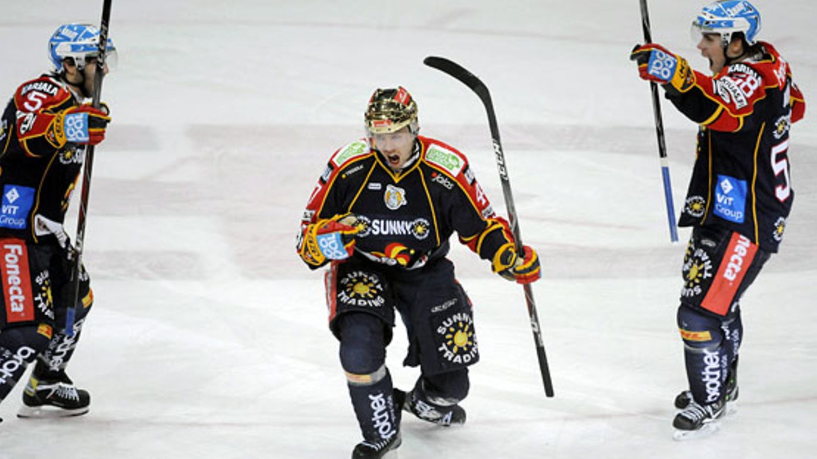 Janne Lahti tuulettaa voittomaalia.