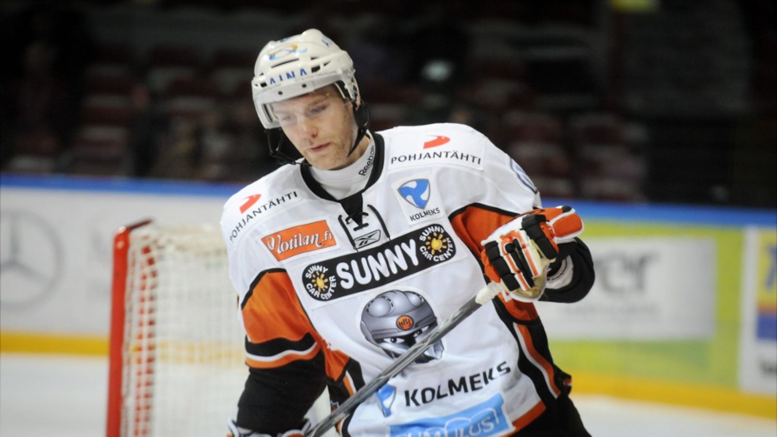 HPK:n pelaaja Scott Barney jääkiekon SM-liigan ottelussa HIFK vs HPK Helsingissä 3. helmikuuta 2011.