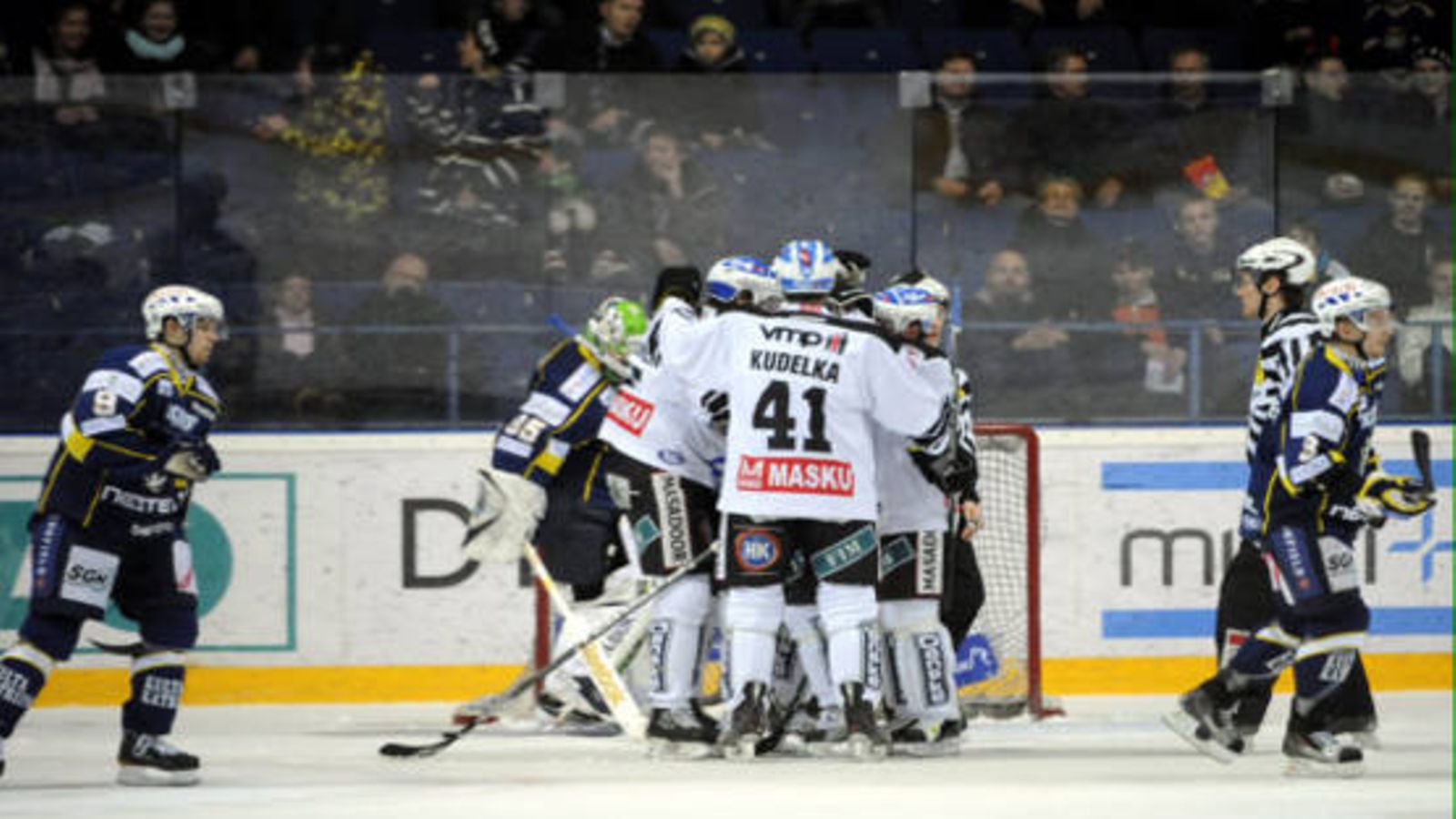 TPS juhlii avausmaaliaan jääkiekon SM-liigan ottelussa Espoon Blues vs TPS, Espoossa 7. joulukuuta 2010. Vasemmalla Bluesin Arttu Luttinen ja oikealla Santeri Heiskanen.