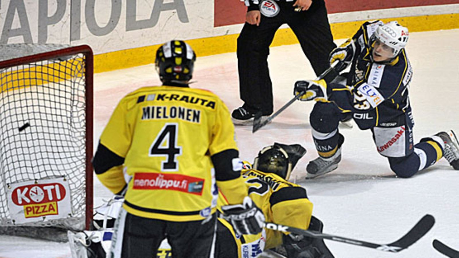 Jarkko Immonen ohittaa Jere Myllyniemen. Kuva: Jussi Nukari/LEHTIKUVA.