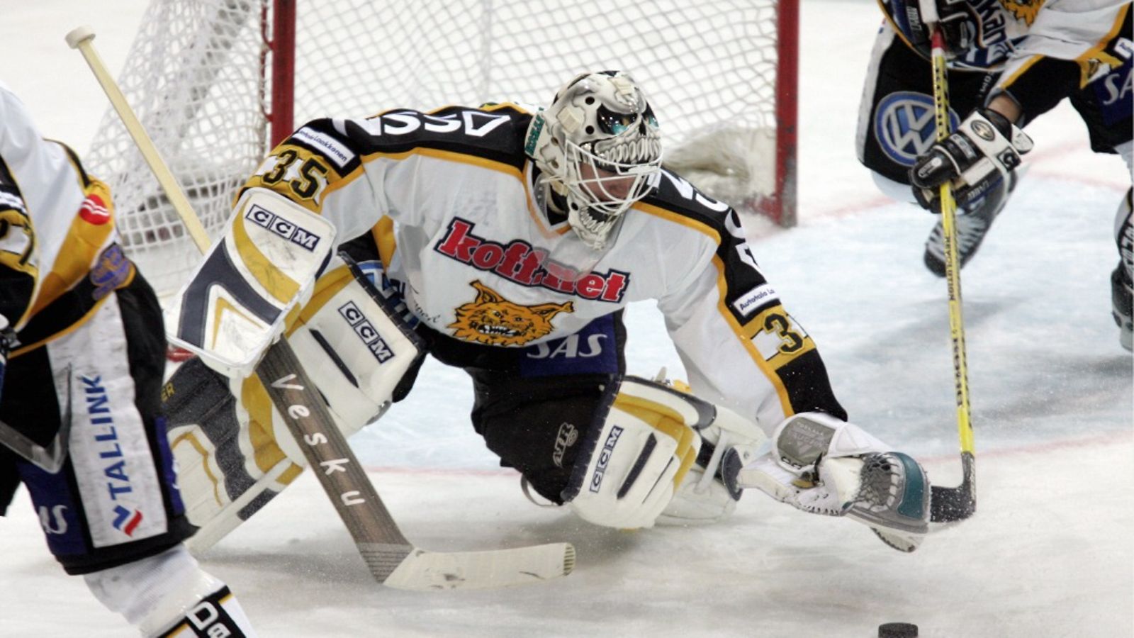 HELSINKI - JÄÄKIEKON SM-LIIGA - JOKERIT- ILVES: Ilveksen Vesa Toskala ottelussa Jokereita vastaan. LEHTIKUVA/ KIMMO MÄNTYLÄ 2005