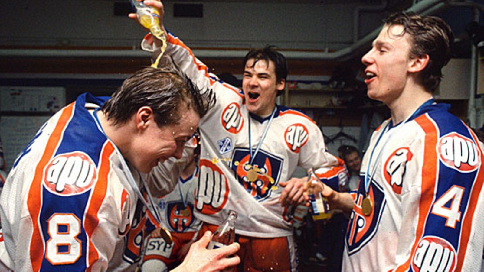 Janne Ojanen, Teppo Numminen ja Jukka Marttila juhlivat Tapparan liigakultaa 1988. Kuva: Ilkka Ranta/LEHTIKUVA.