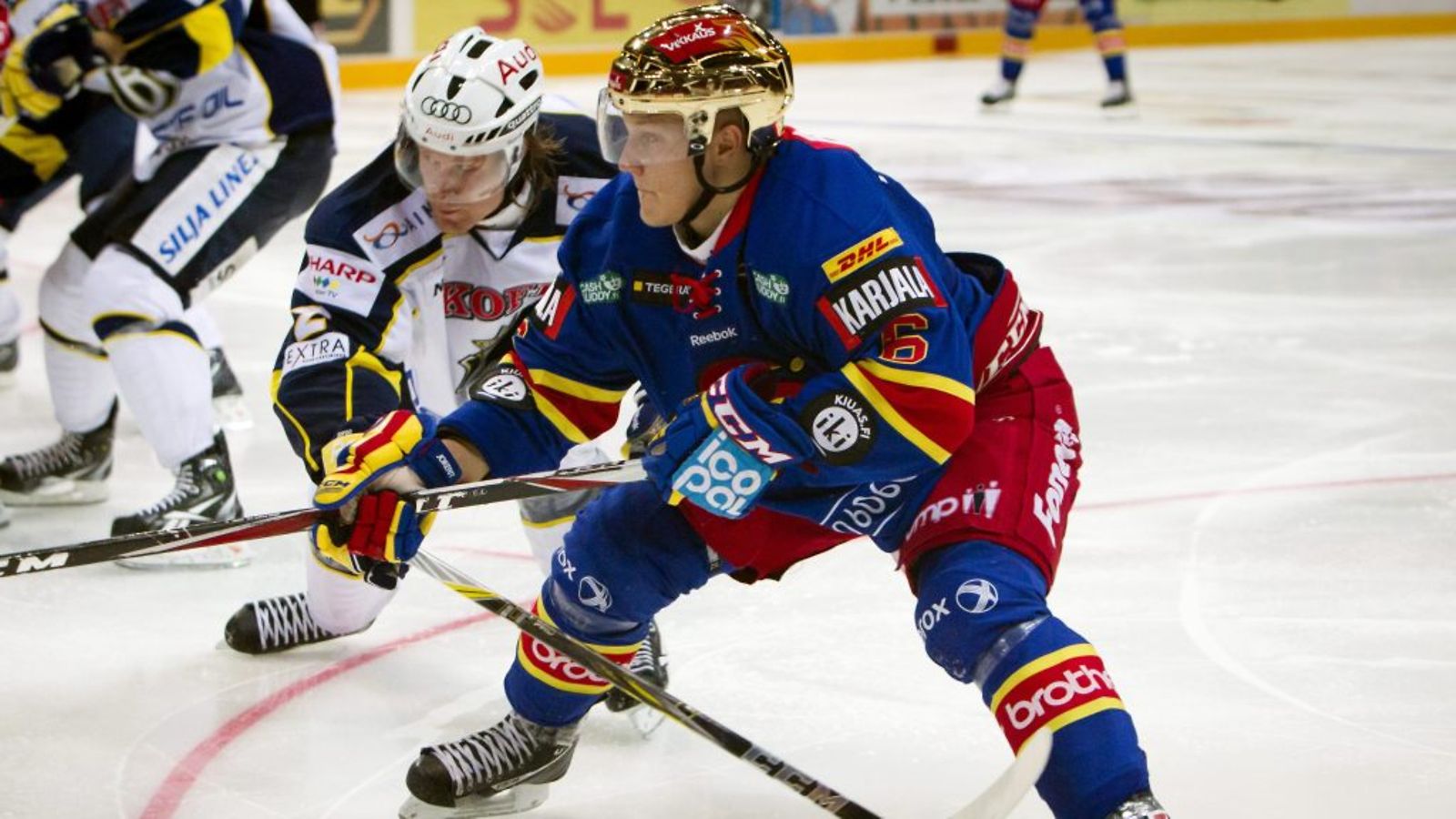 Bluesin Oskari Korpikari ja Jokereiden Teemu Pulkkinen. Kuva: Lehtikuva