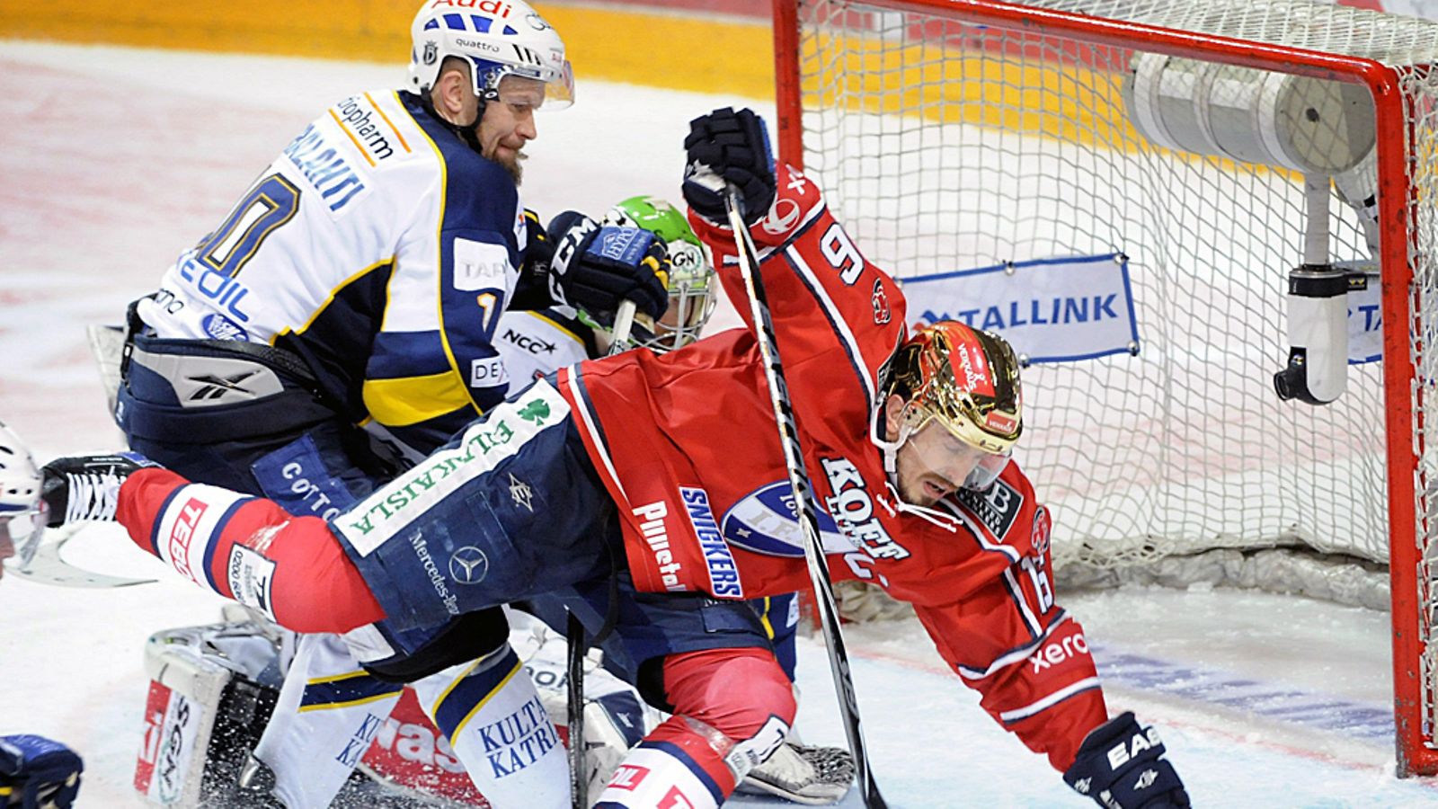 Jere Karalahti on torpannut Ville Peltosen maalilta.