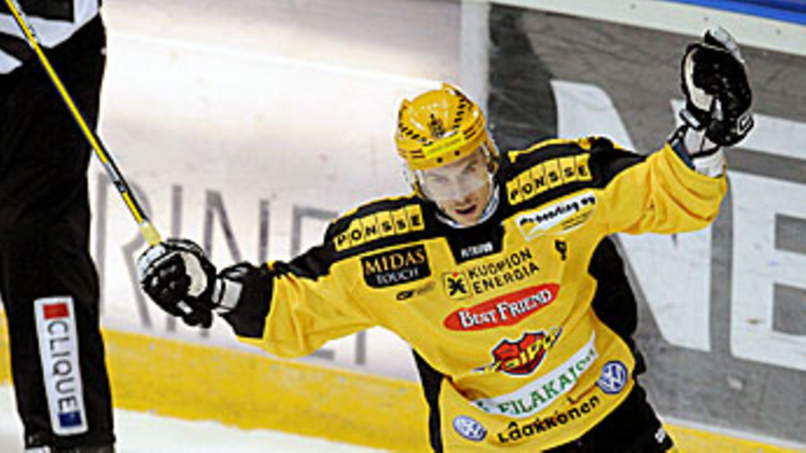 Kalle Sahlstedt juhlii voittomaaliaan. Kuva: Antti Aimo-Koivisto/LEHTIKUVA.
