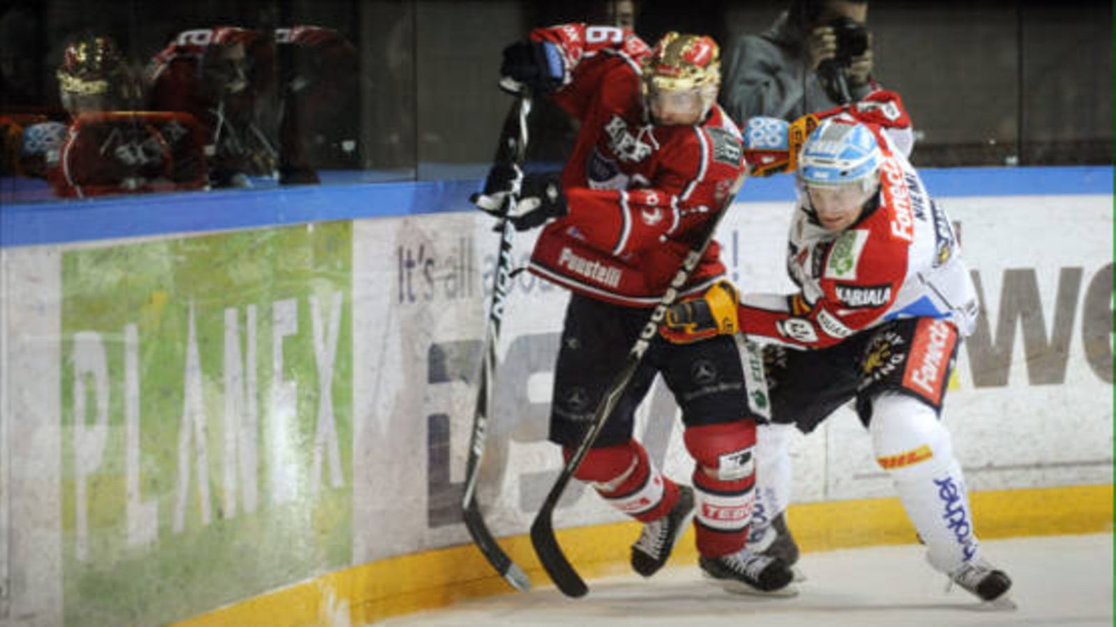HIFK:n kultakypärä ja kapteeni Ville Peltonen (vas.) ja Jokereiden Antti-Jussi Niemi vauhdissa jääkiekon SM-liigan pudotuspelien neljännesvälieräottelussa Jokerit vs HIFK Helsingissä 18. maaliskuuta 2011.