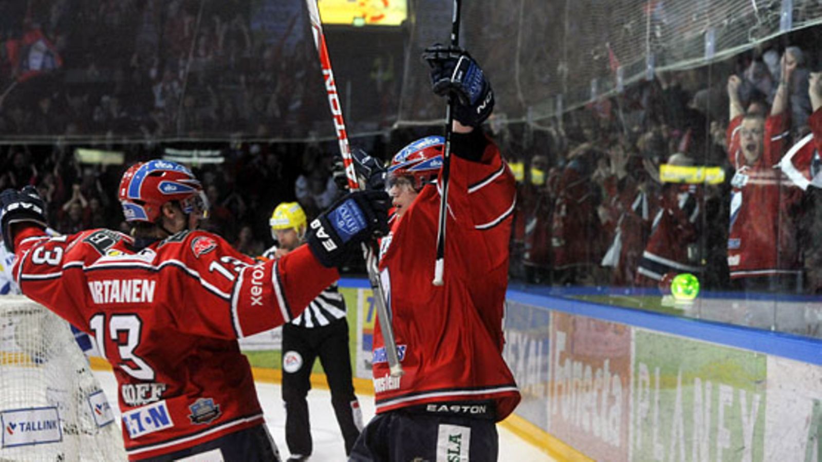 Lennart Petrell tuulettaa 1-0-maalia.