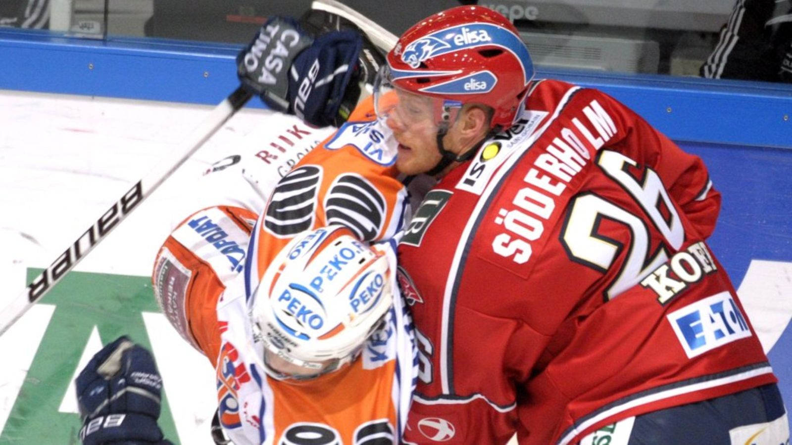 HIFKn Toni Söderholm nostaa Tapparan Jukka Peltolan ilmaan. Kuva: Lehtikuva