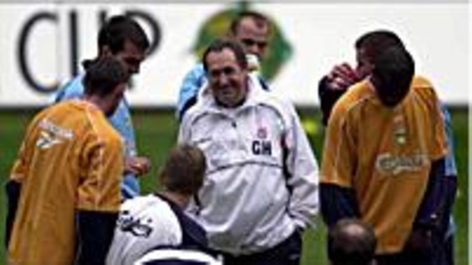 Gerard Houllier (kesk.). Photo: Clive Brunskill/ALLSPORT
