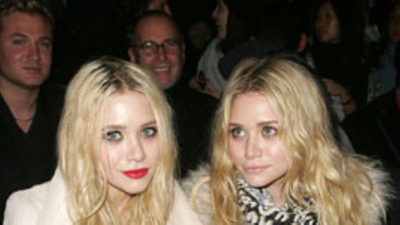 Mary-Kate ja Ashley Olsen helmikuussa 2007. (Kuva: Peter Kramer/Getty Images for IMG)