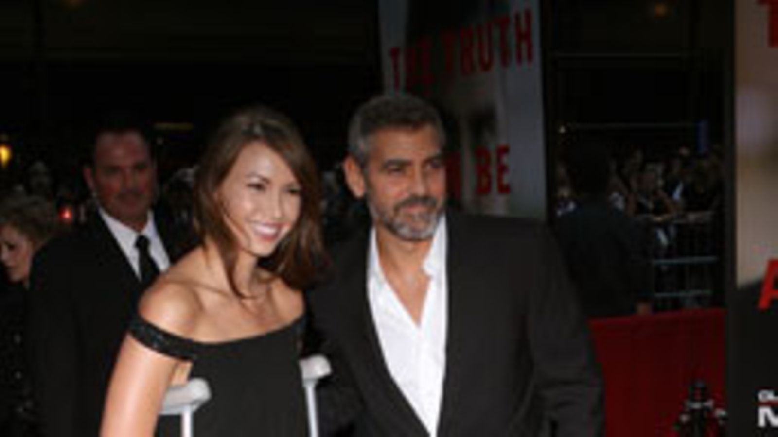 Sarah Larson ja George Clooney. Muistona onnettomuudesta kainalosauvat. (Kuva: Scott Wintrow/Getty Images)