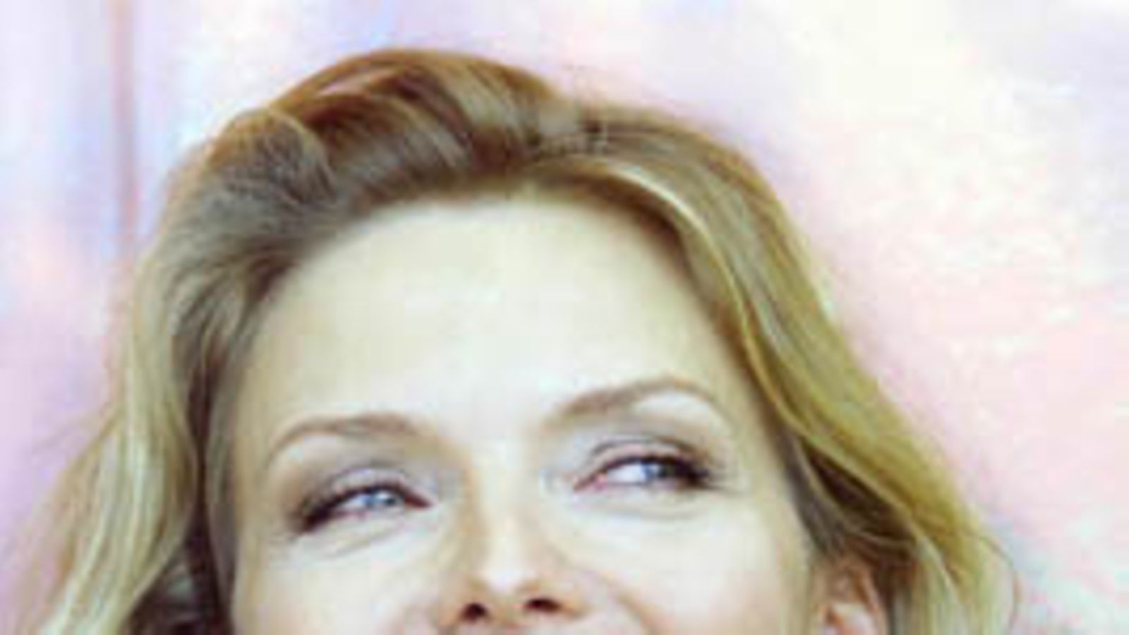 Michelle Pfeiffer hymyilee. (Kuva: EPA/Claudio Onorati)