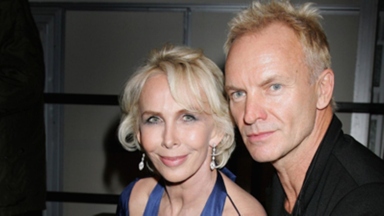 Sting hyväntekeväisyysgaalassa vaimonsa Trudien kanssa. (Kuva: Chris Jackson/Getty Images)