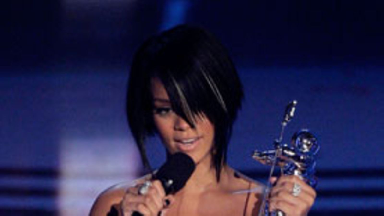 Rihanna pokkaa pystin MTV Awards -gaalassa 9.9.2007 Las Vegasissa. (Kuva: Kevin Winter/Getty Images)