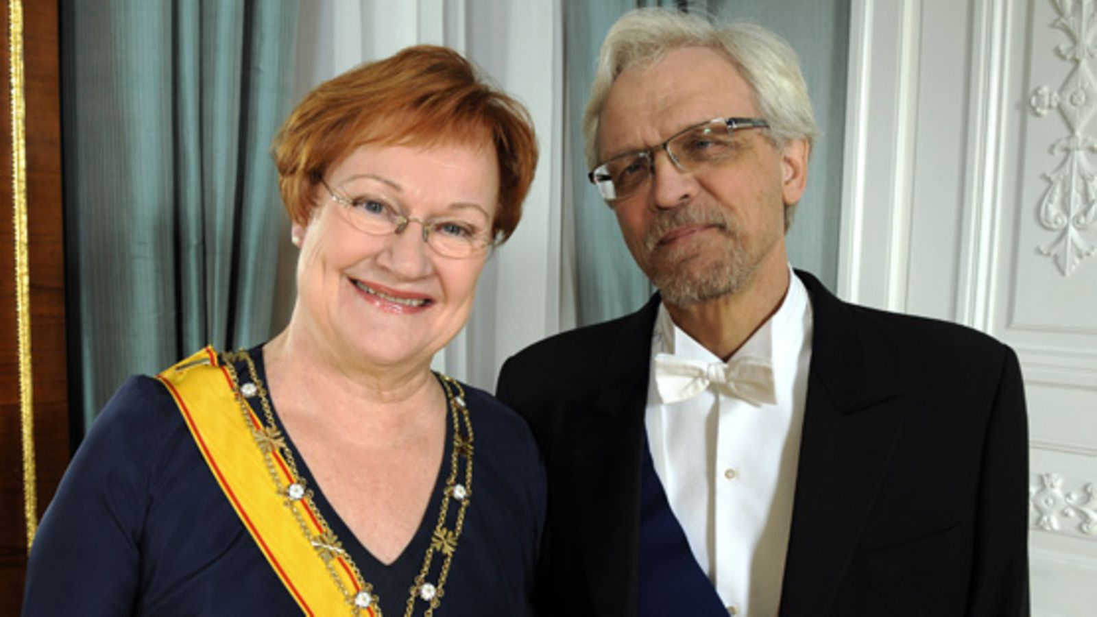 Tasavallan presidentti Tarja Halonen ja tohtori Pentti Arajärvi Linnan juhlia ennen vuonna 2009. Kuva: Lehtikuva.