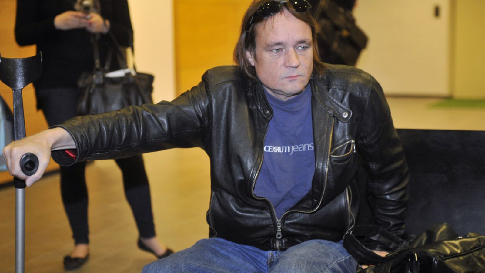 Niklas Herlin joutui turvautumaan kyynärsauvojen apuun kaksi kuukautta pahoinpitelyn jälkeen kesäkuussa 2010.