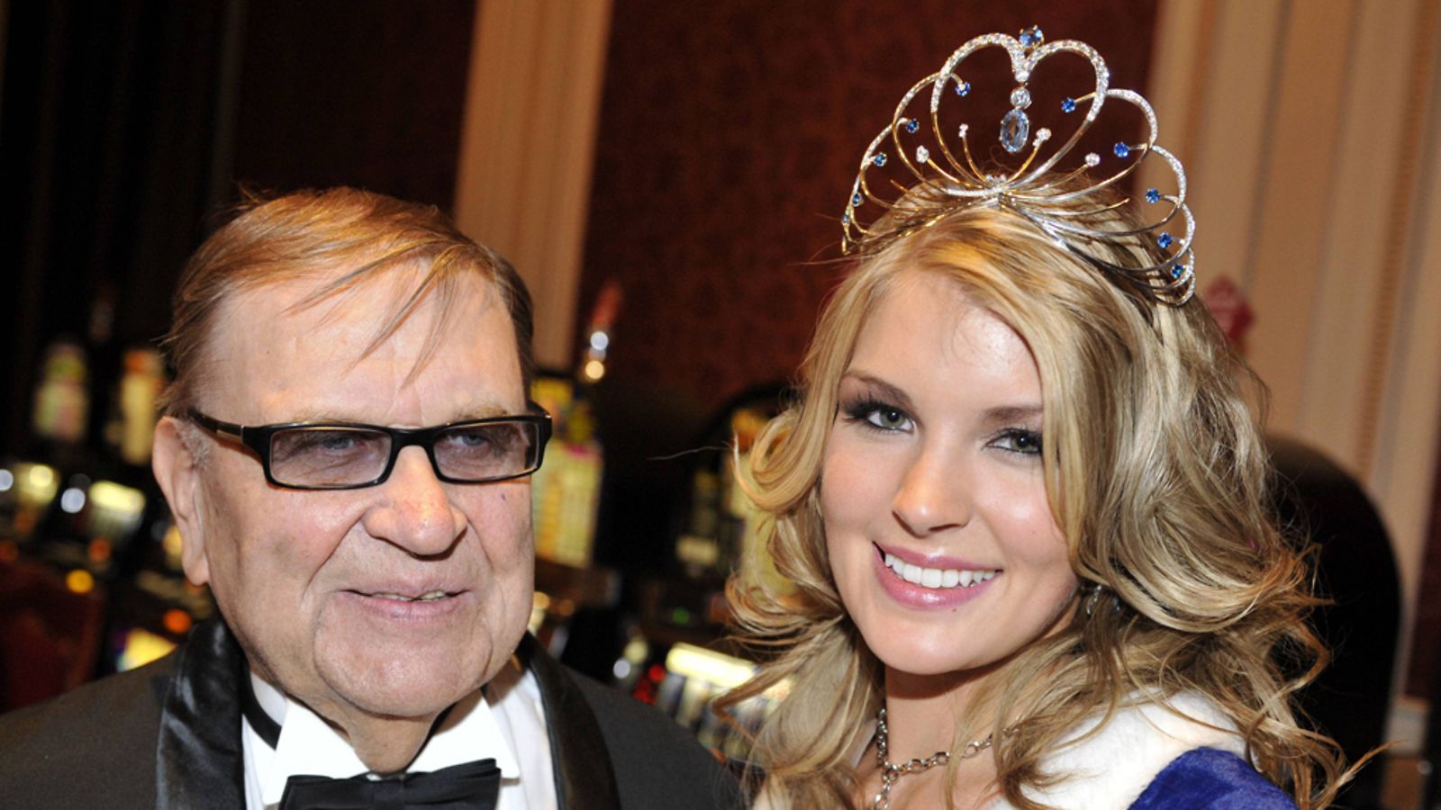 Eino Makusella ja Pia Pakarisella on eri näkemykset Miss Universum -avustajista.