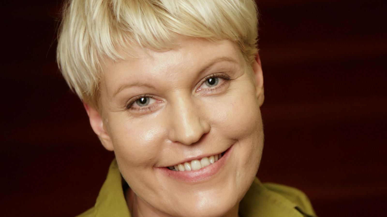 Radio Novan juontaja Sari Seppälä juonsi lähetystä ilkosillaan.