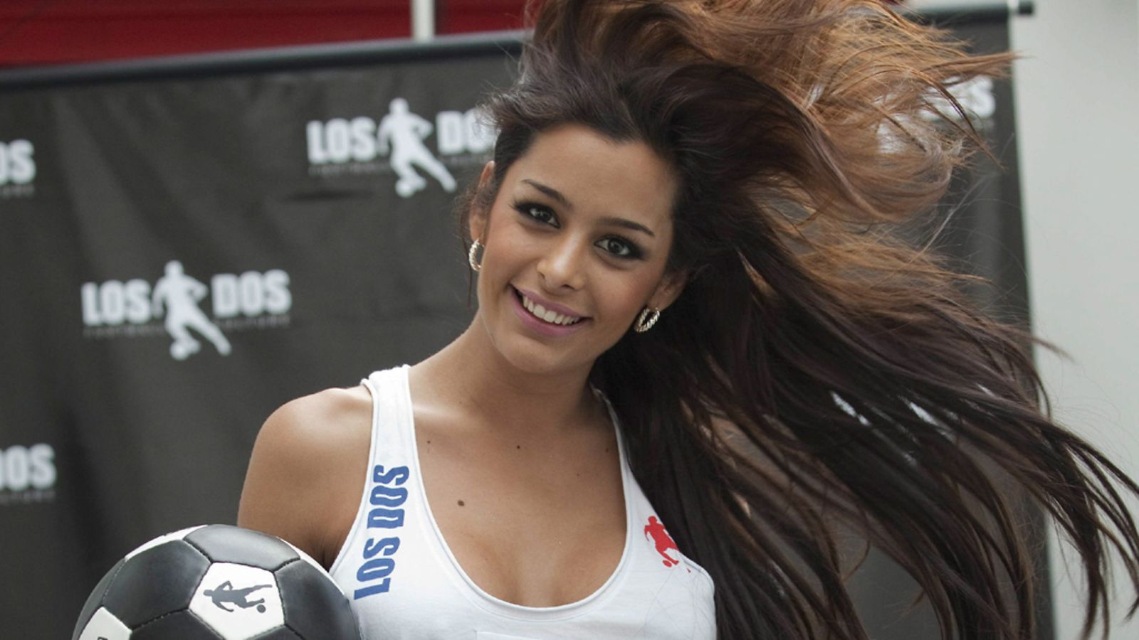 Paraguaylaismalli Larissa Riquelme lupailee jälleen paljasta pintaa.