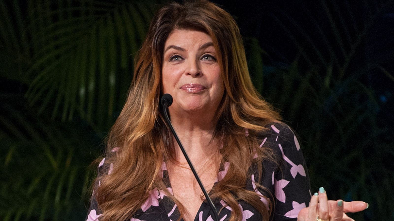 Kirstie Alley tsemppaa Gagaa kohun keskellä.