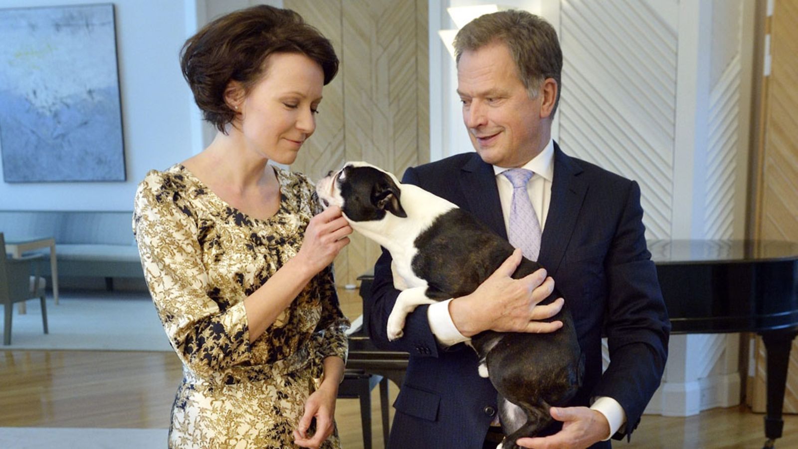 Presidentti SAuli Niinistö ja rouva Jenni Haukio ja Lennu.