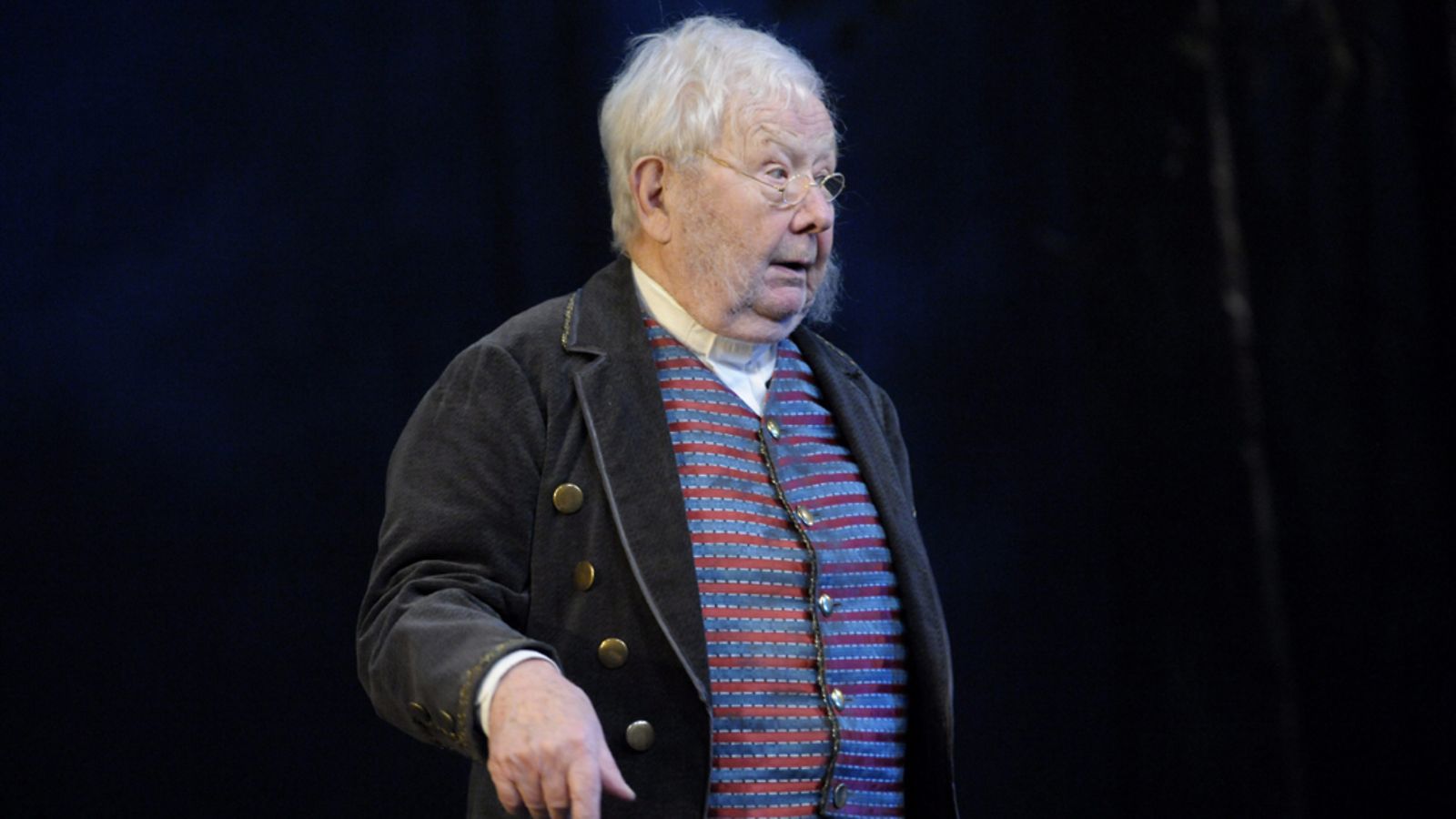 Lasse Pöysti (Karp, lakeija) Helsingin kaupunginteatterin Aleksandr Ostrovskin näytelmän Metsä tiedotustilaisuudessa 3. marraskuuta 2011.