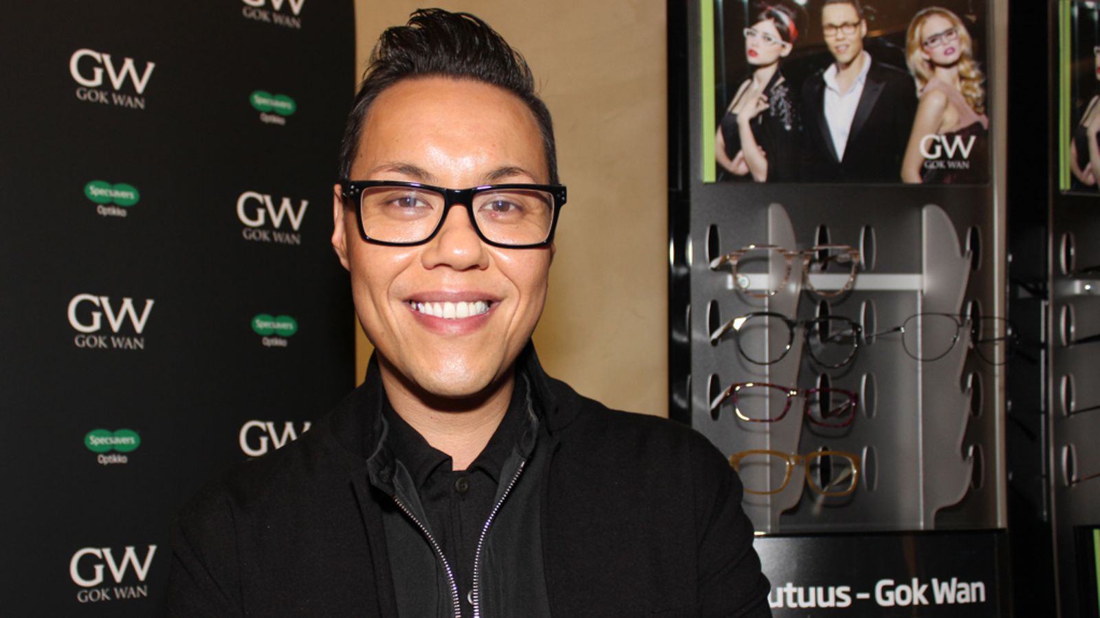 Gok Wan julkaisi silmälasimallistonsa Suomessa.