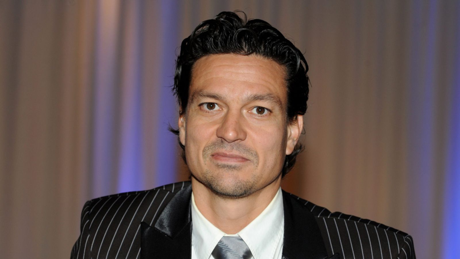 Jari Litmanen Sankarit smokeissa -juhlagaalassa.