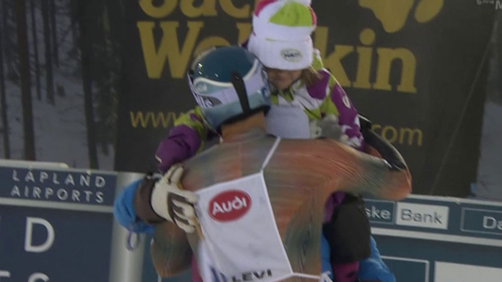 Kalle Palander sai hellän halauksen viisivuotiaalta Oda-Sofialta.